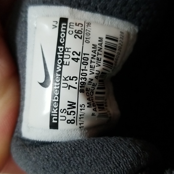 Mens Nike tennis shoes size 8.5W - Picture 2 of 8